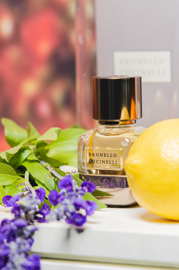 「Brunello Cucinelli pour Femme」女士香水是 Brunello Cucinelli 與調香師 Daphné Bugey 的合作成果，以簡潔風格為主調，並運用甜栗、柑橘（香櫞、佛手柑、柑橘，還有橙花）、粉紅胡椒和名貴木材等香調帶出韻味