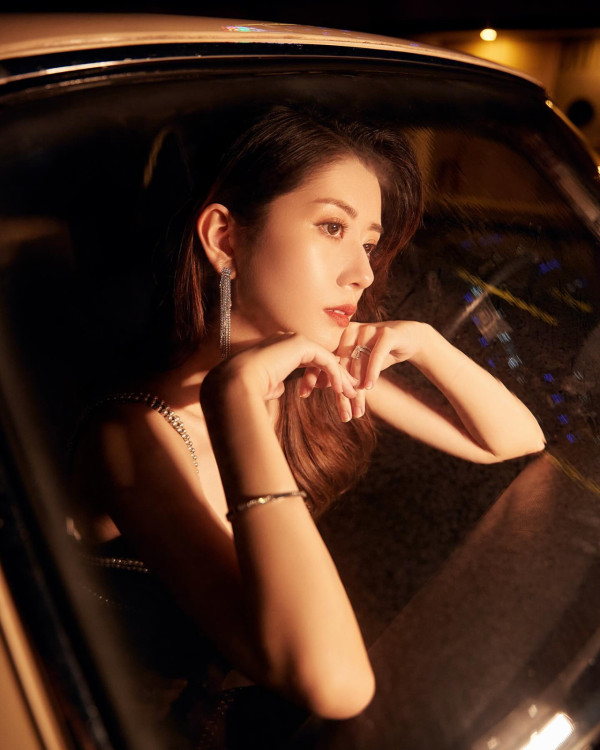 港姐亞軍許子萱牛津碩士畢業照大曬美腿！昔日是非不絕 卸任後即赴外國進修 