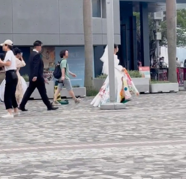 新娘尖沙咀維港影婚紗相！手繪婚紗成全場焦點獲網民激讚「好有個性」