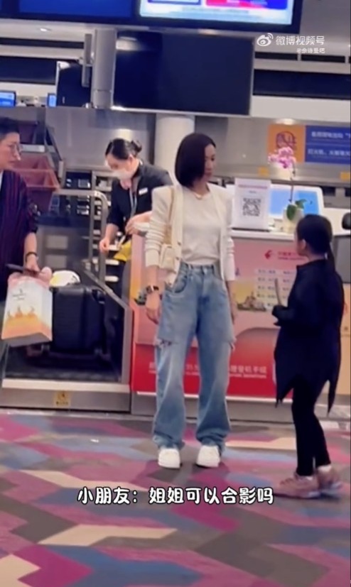 TVB視后現身內地機場巧遇粉絲 小朋友要求合照竟被嘟嘴「拒絕」？ 