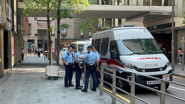 中環男子意圖自焚！天拿水淋身舉打火機 被警員制服送院