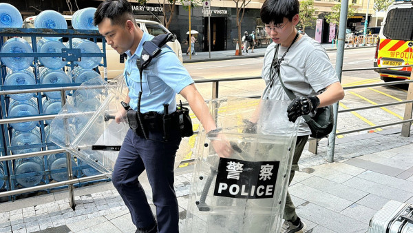 中環男子意圖自焚！天拿水淋身舉打火機 被警員制服送院