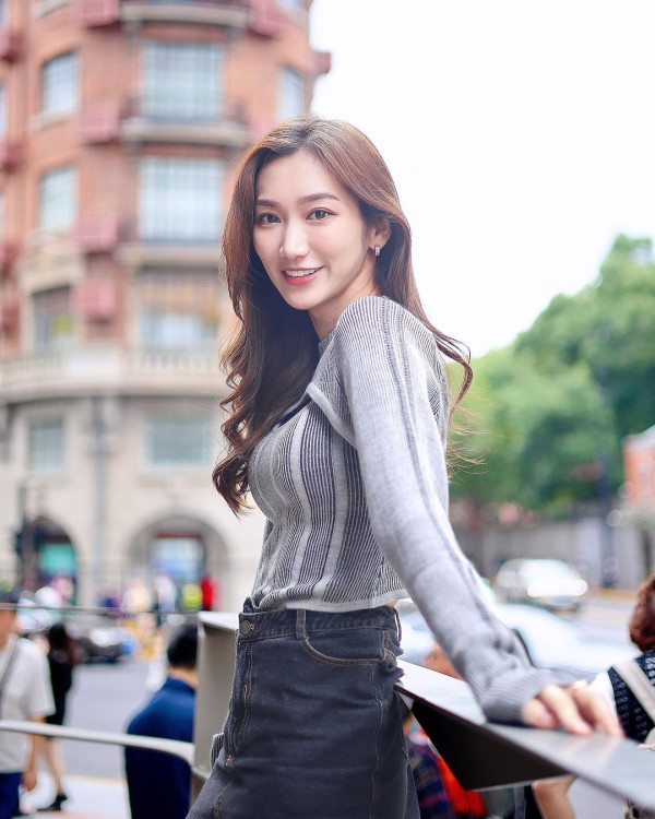 《東張》女主持遊新加坡曬Fit爆身材 自爆旅行後「生蛇」:又痕又痛