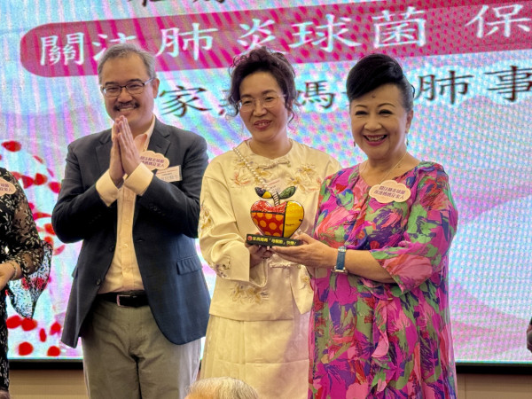 薛家燕與長者提早慶祝母親節 即場教跳十字步增強健康活力
