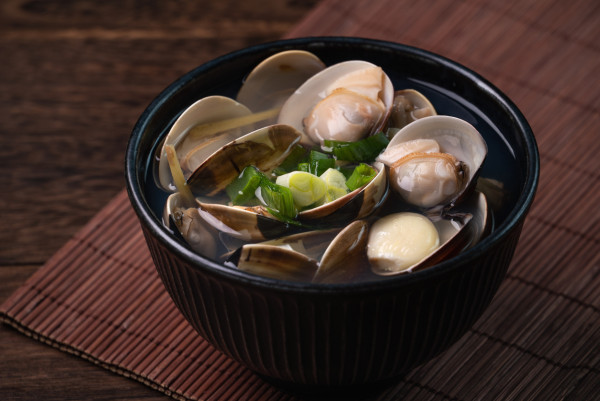 營養師指,蜆湯中有牛磺酸,它可強化肝機能,降低壞膽固醇,達護肝之效。 營養師指,蜆湯中有牛磺酸,它可強化肝機能,降低壞膽固醇,達護肝之效。