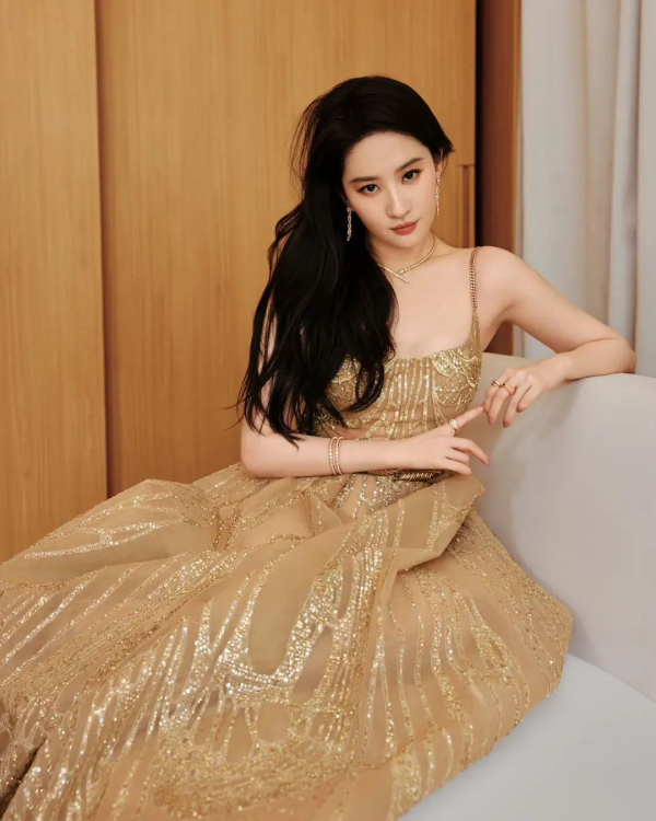 37歲劉亦菲生圖驚見發福走樣!臉型嚴重浮腫!狀態憔悴引粉絲擔心