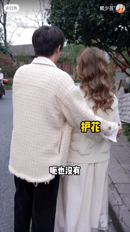 55歲前港姐單身多年驚揭與00後小鮮肉約會 攬腰兼咬耳仔甜到漏!