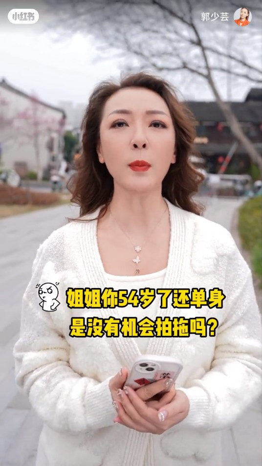 55歲前港姐單身多年驚揭與00後小鮮肉約會 攬腰兼咬耳仔甜到漏!