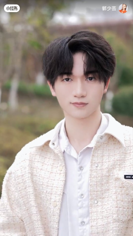 55歲前港姐單身多年驚揭與00後小鮮肉約會 攬腰兼咬耳仔甜到漏!