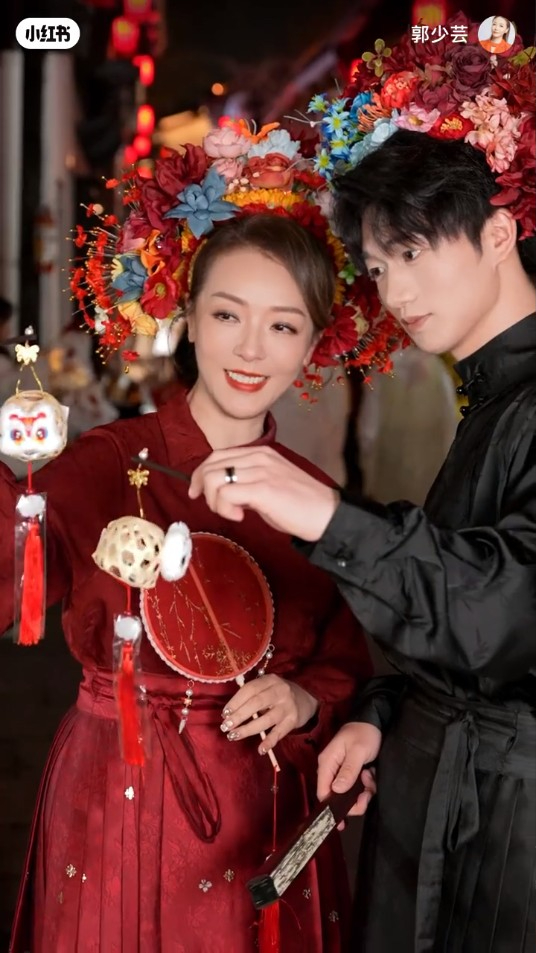 55歲前港姐單身多年驚揭與00後小鮮肉約會 攬腰兼咬耳仔甜到漏!