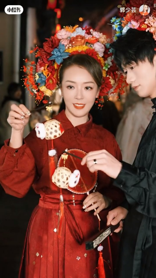 55歲前港姐單身多年驚揭與00後小鮮肉約會 攬腰兼咬耳仔甜到漏!