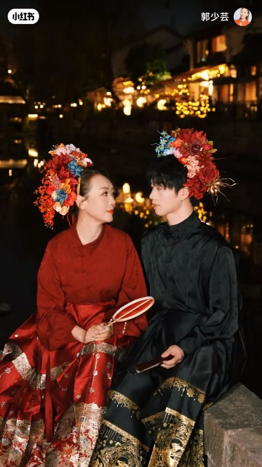 55歲前港姐單身多年驚揭與00後小鮮肉約會 攬腰兼咬耳仔甜到漏!