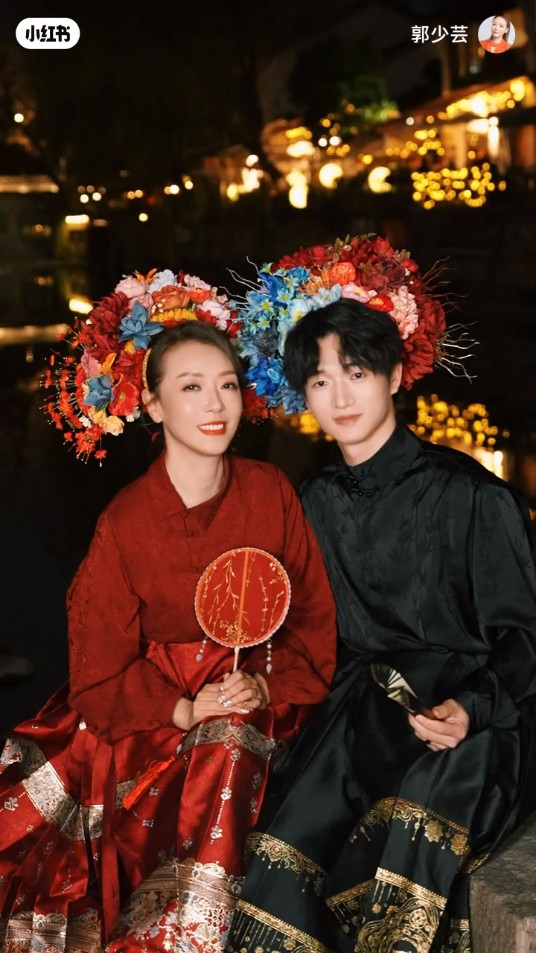 55歲前港姐單身多年驚揭與00後小鮮肉約會 攬腰兼咬耳仔甜到漏!