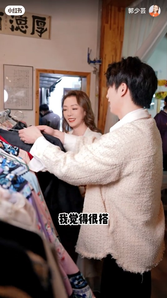 55歲前港姐單身多年驚揭與00後小鮮肉約會 攬腰兼咬耳仔甜到漏!