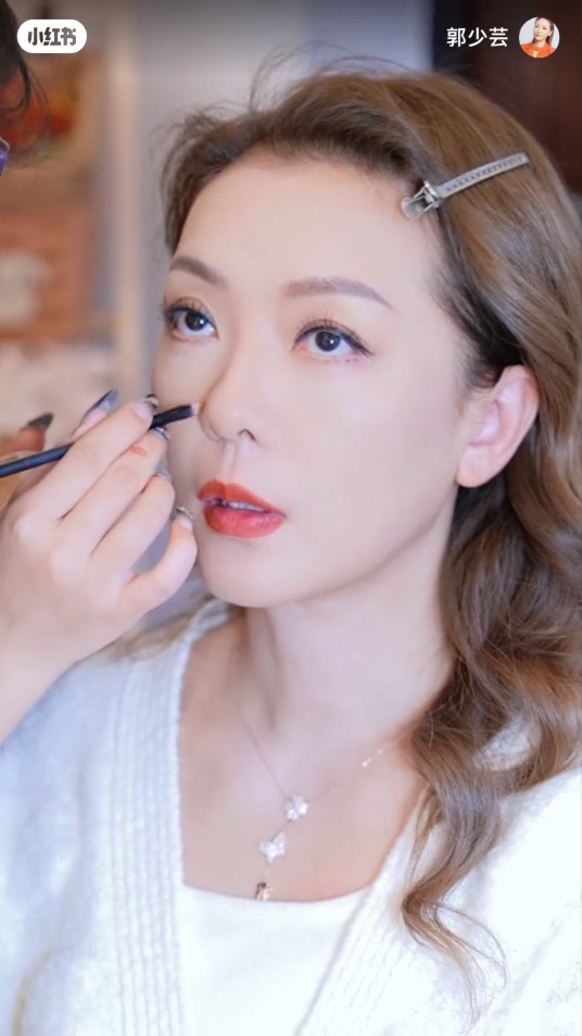 55歲前港姐單身多年驚揭與00後小鮮肉約會 攬腰兼咬耳仔甜到漏!