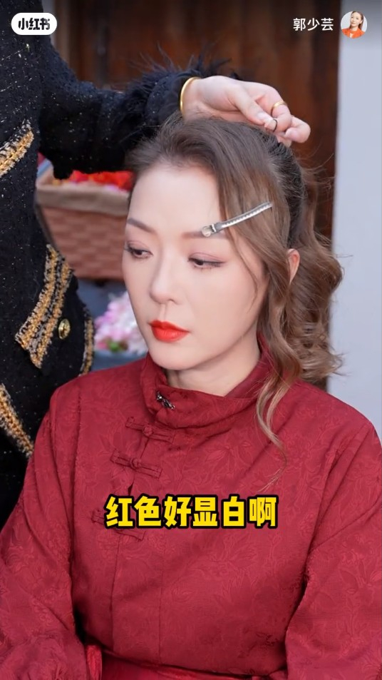 55歲前港姐單身多年驚揭與00後小鮮肉約會 攬腰兼咬耳仔甜到漏!