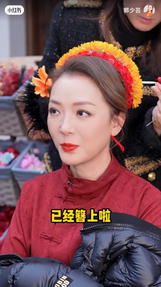 55歲前港姐單身多年驚揭與00後小鮮肉約會 攬腰兼咬耳仔甜到漏!