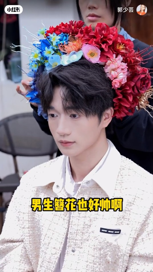 55歲前港姐單身多年驚揭與00後小鮮肉約會 攬腰兼咬耳仔甜到漏!