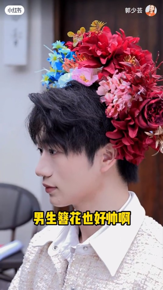 55歲前港姐單身多年驚揭與00後小鮮肉約會 攬腰兼咬耳仔甜到漏!