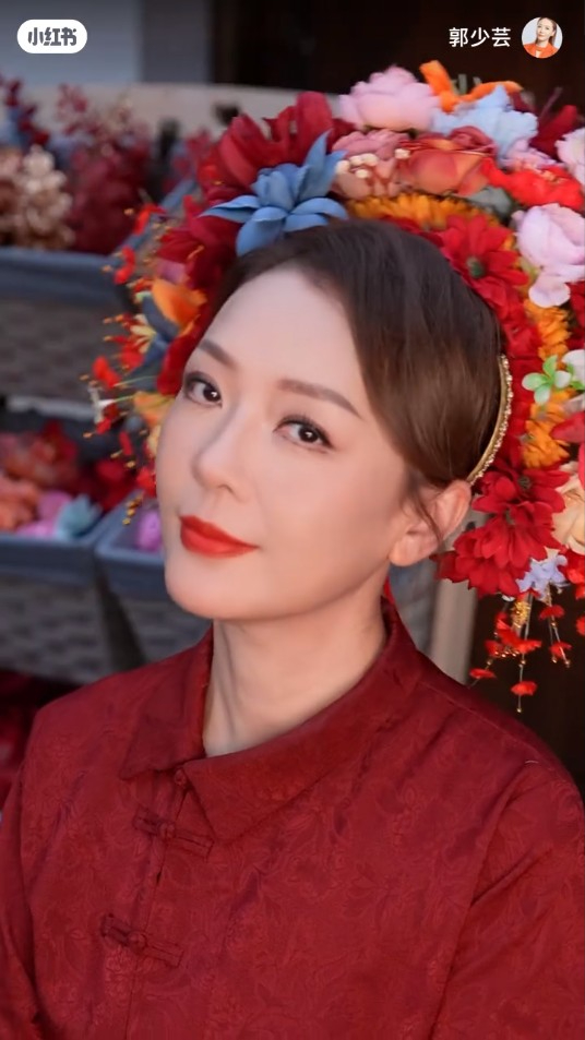 55歲前港姐單身多年驚揭與00後小鮮肉約會 攬腰兼咬耳仔甜到漏!