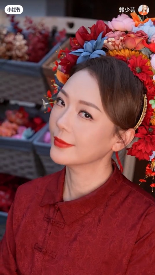 55歲前港姐單身多年驚揭與00後小鮮肉約會 攬腰兼咬耳仔甜到漏!