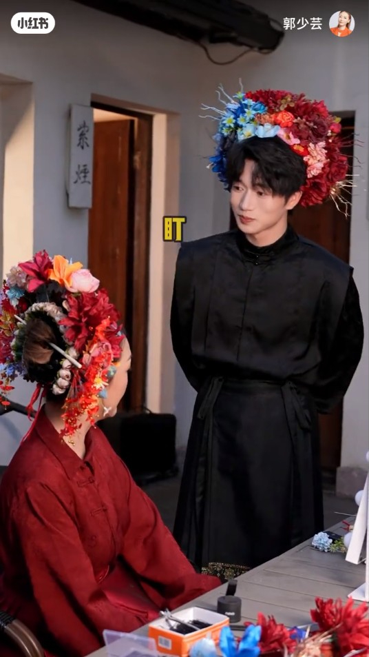 55歲前港姐單身多年驚揭與00後小鮮肉約會 攬腰兼咬耳仔甜到漏!