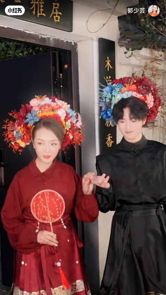 55歲前港姐單身多年驚揭與00後小鮮肉約會 攬腰兼咬耳仔甜到漏!