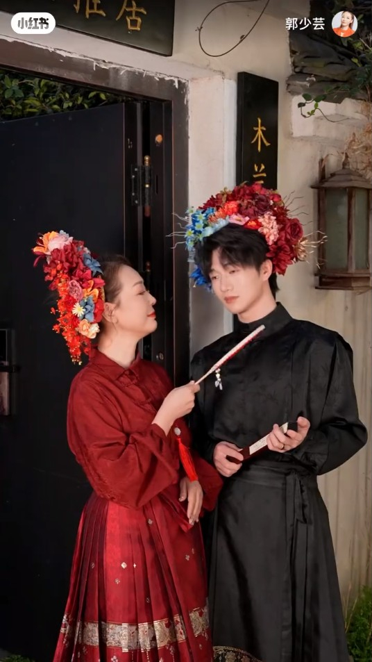 55歲前港姐單身多年驚揭與00後小鮮肉約會 攬腰兼咬耳仔甜到漏!