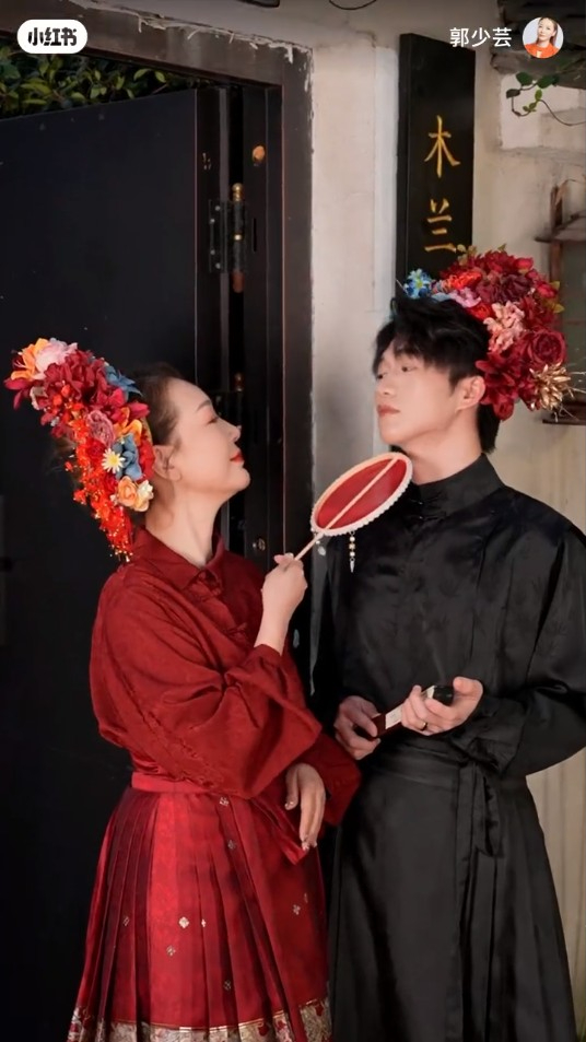 55歲前港姐單身多年驚揭與00後小鮮肉約會 攬腰兼咬耳仔甜到漏!