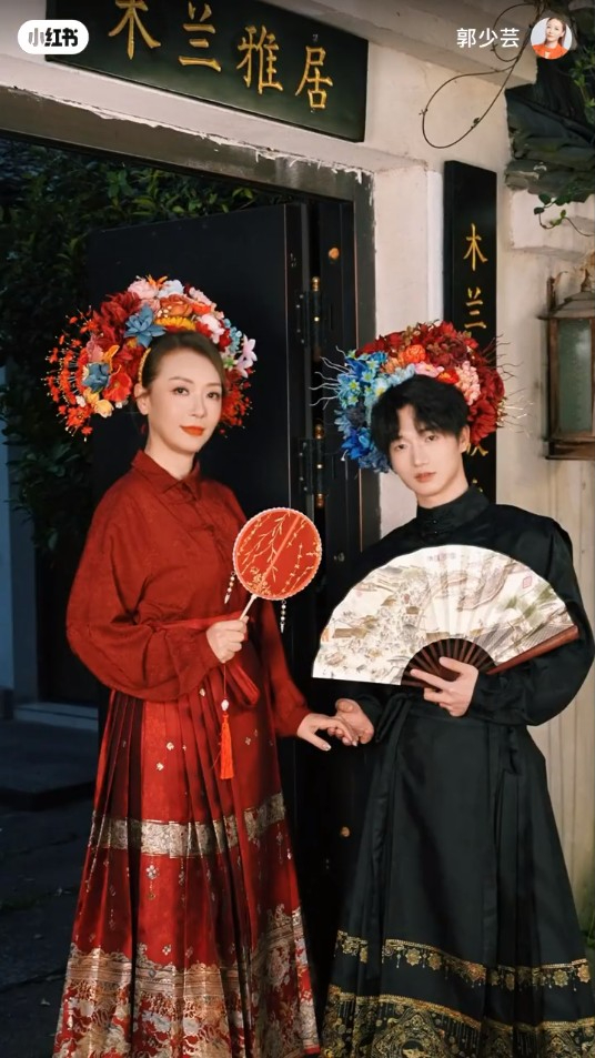 55歲前港姐單身多年驚揭與00後小鮮肉約會 攬腰兼咬耳仔甜到漏!