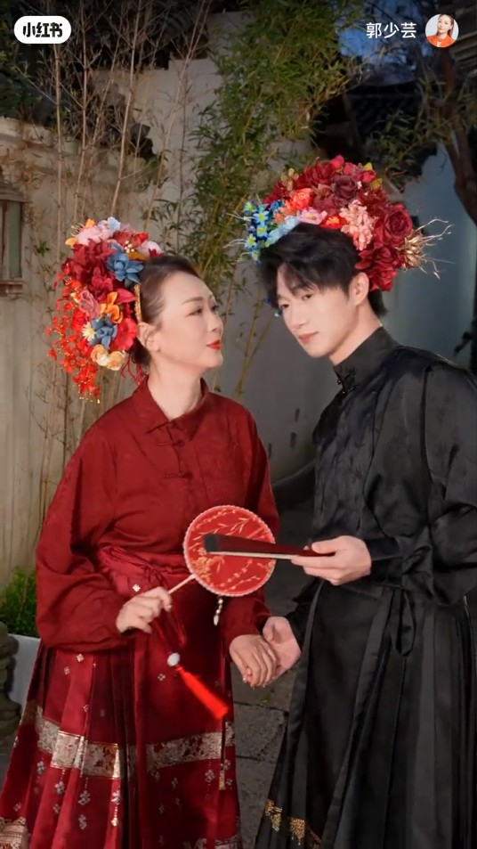 55歲前港姐單身多年驚揭與00後小鮮肉約會 攬腰兼咬耳仔甜到漏!