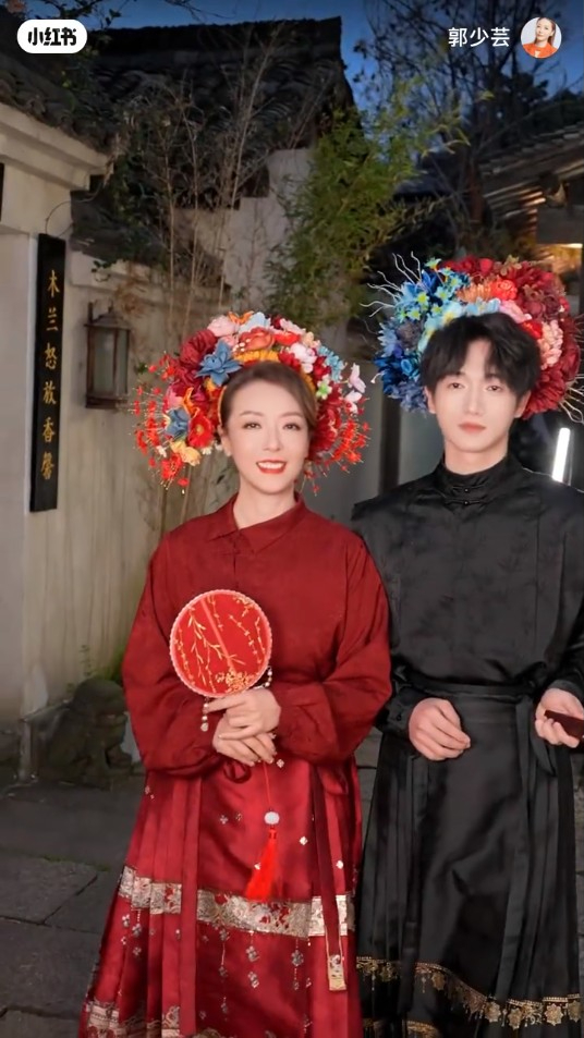 55歲前港姐單身多年驚揭與00後小鮮肉約會 攬腰兼咬耳仔甜到漏!