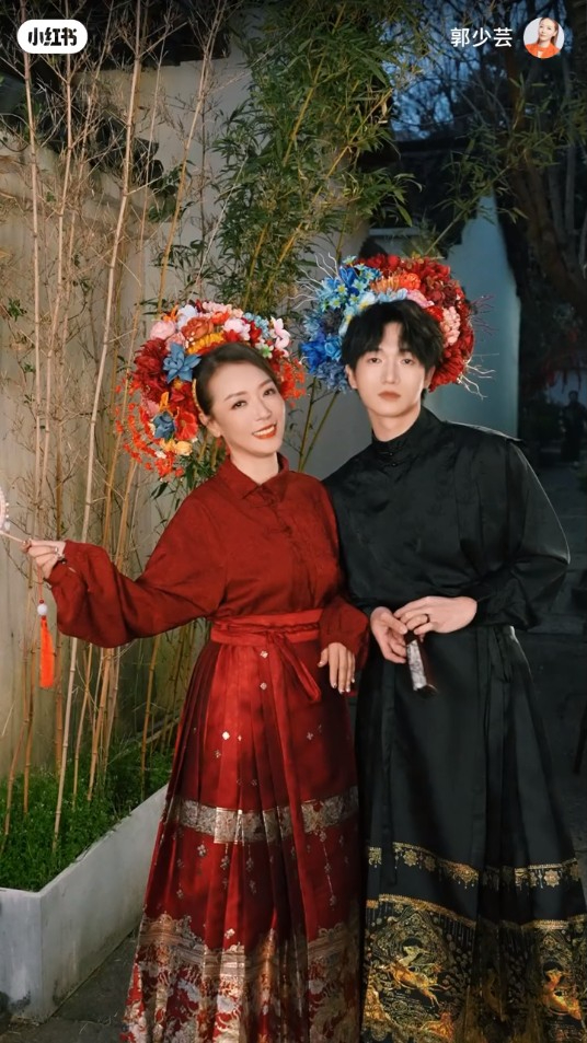 55歲前港姐單身多年驚揭與00後小鮮肉約會 攬腰兼咬耳仔甜到漏!