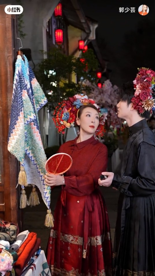 55歲前港姐單身多年驚揭與00後小鮮肉約會 攬腰兼咬耳仔甜到漏!