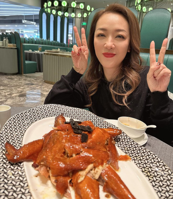 55歲前港姐單身多年驚揭與00後小鮮肉約會 攬腰兼咬耳仔甜到漏!