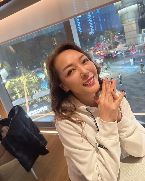 55歲前港姐單身多年驚揭與00後小鮮肉約會 攬腰兼咬耳仔甜到漏!