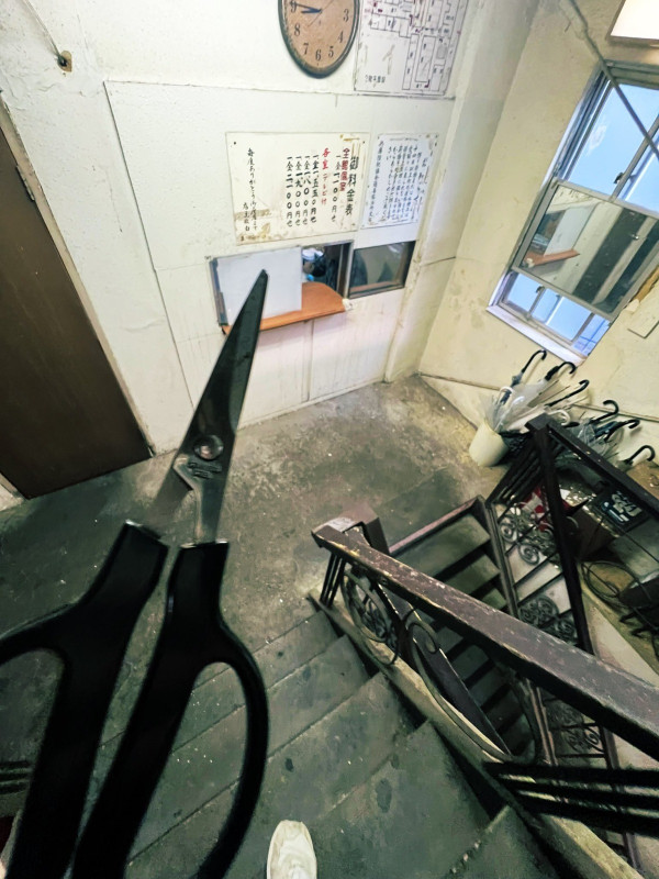 日本網民入住神戶旅館一晚55蚊 剪刀當門匙 環境惡劣似九龍城寨？ 