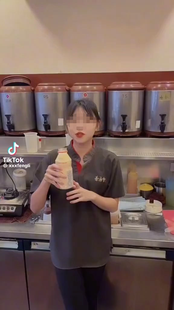 台灣茶飲店職員玩「養樂多挑戰」 朝工作洗手盆狂嘔!網民鬧爆:噁心當有趣