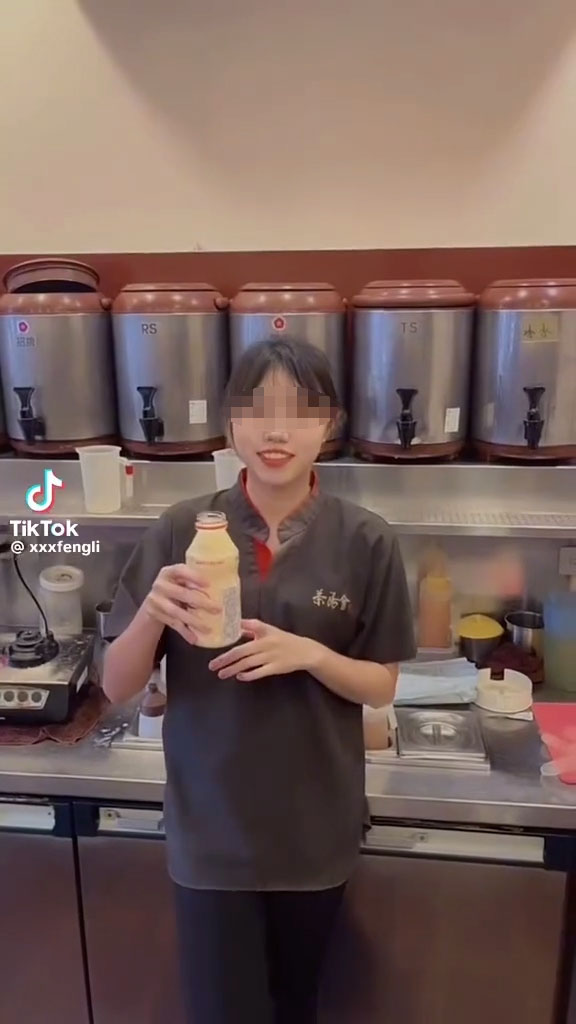 台灣茶飲店職員玩「養樂多挑戰」 朝工作洗手盆狂嘔!網民鬧爆:噁心當有趣