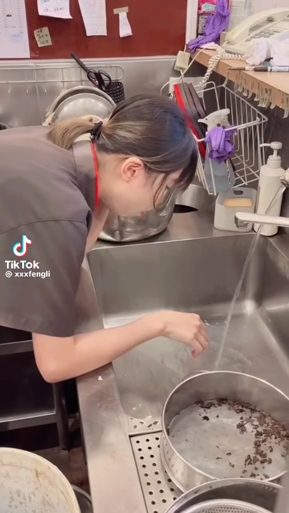 台灣茶飲店職員玩「養樂多挑戰」 朝工作洗手盆狂嘔！網民鬧爆：噁心當有趣 