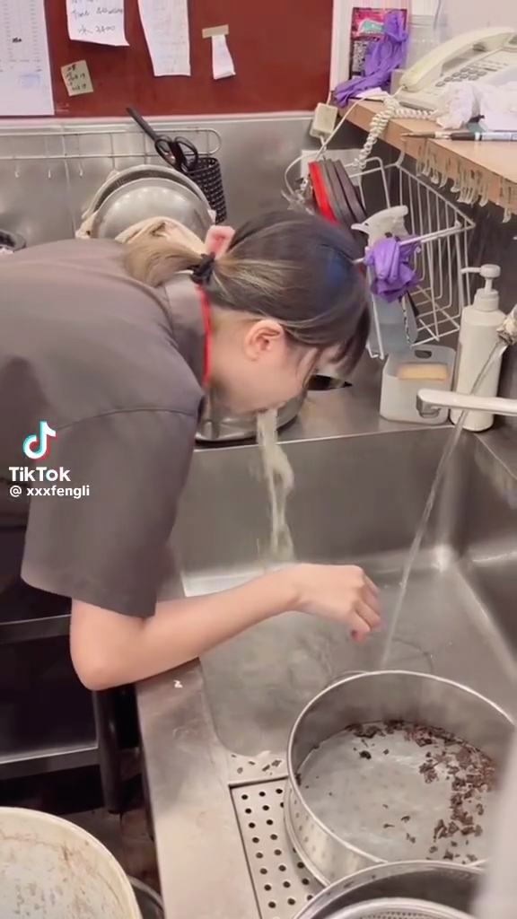 台灣茶飲店職員玩「養樂多挑戰」 朝工作洗手盆狂嘔！網民鬧爆：噁心當有趣 