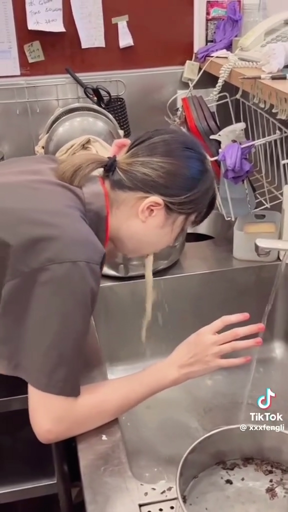 台灣茶飲店職員玩「養樂多挑戰」 朝工作洗手盆狂嘔!網民鬧爆:噁心當有趣