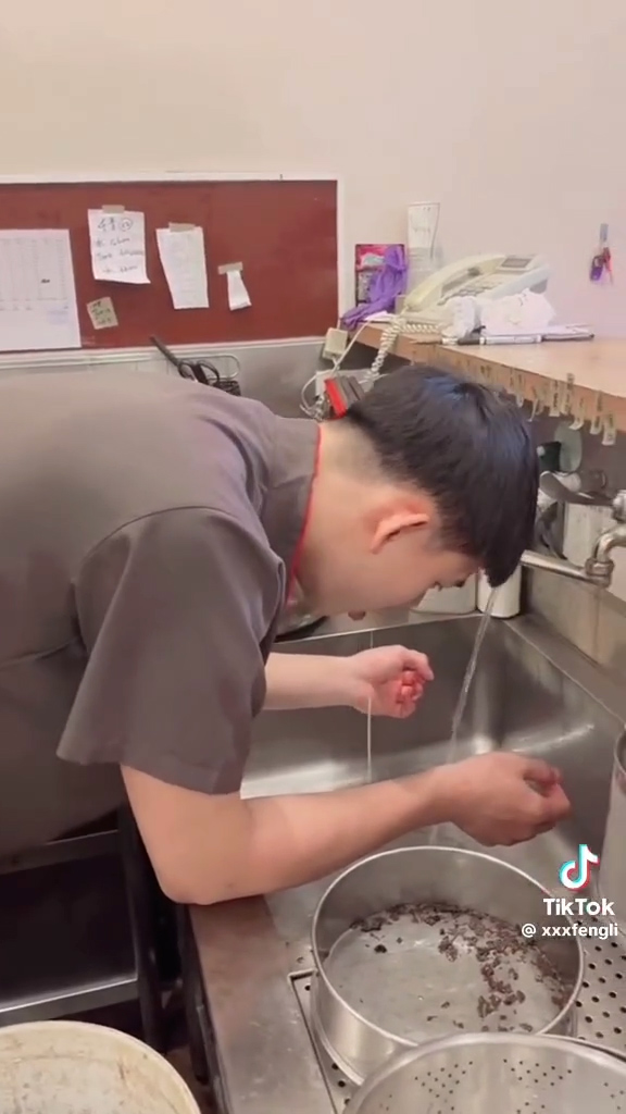 台灣茶飲店職員玩「養樂多挑戰」 朝工作洗手盆狂嘔!網民鬧爆:噁心當有趣
