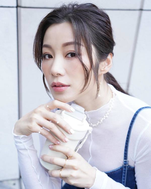 前TVB女藝人遊泰國曬零贅肉Fit爆身材 去年秘密產子後極速修身 囝囝超可愛 