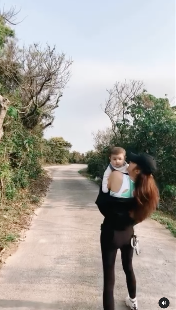 前TVB女藝人遊泰國曬零贅肉Fit爆身材 去年秘密產子後極速修身 囝囝超可愛 