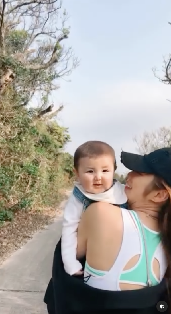 前TVB女藝人遊泰國曬零贅肉Fit爆身材 去年秘密產子後極速修身 囝囝超可愛 