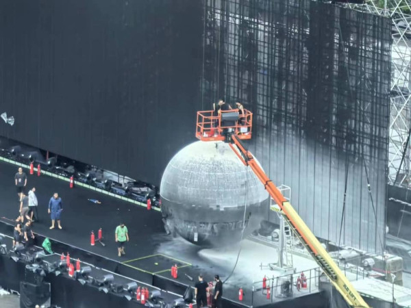 五月天演唱會尾場完騷發生工業意外 工人清拆舞台從2米高墮地昏迷送院
