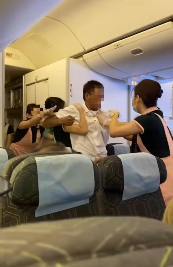 長榮航空兩男乘客機艙大打出手 3名空姐英勇勸阻險中拳 