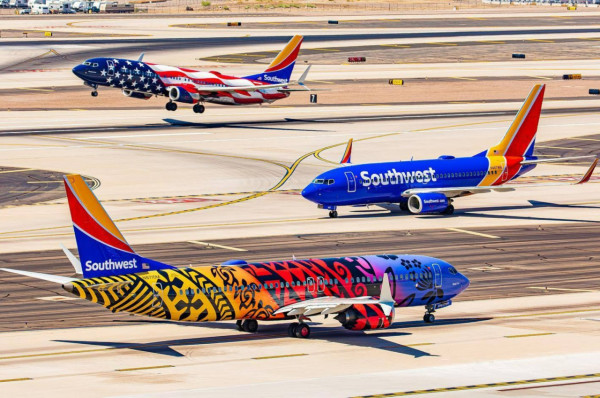 飛機乘客突爬上行李櫃訓教  躺平如入無人之境！網民：加咗行李費未？ 