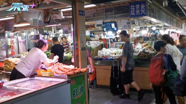 在蓮塘的兩個街市內，都有不少香港人買餸。（《東張西望》截圖）